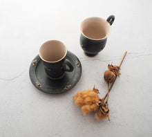 Load image into Gallery viewer, 宮里 絵美作 金彩鉄釉 ティーカップ・ソーサー