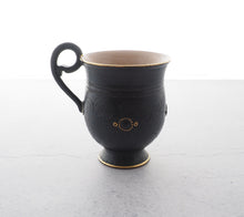 Load image into Gallery viewer, 宮里 絵美作 金彩鉄釉 カップ