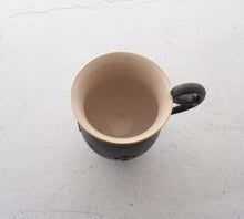 Load image into Gallery viewer, 宮里 絵美作 金彩鉄釉 カップ