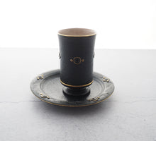 Load image into Gallery viewer, 宮里 絵美作 金彩鉄釉 ティーカップ・ソーサー