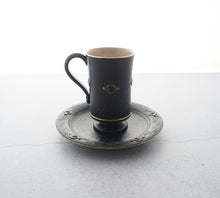 Load image into Gallery viewer, 宮里 絵美作 金彩鉄釉 ティーカップ・ソーサー