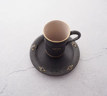 Load image into Gallery viewer, 宮里 絵美作 金彩鉄釉 ティーカップ・ソーサー