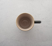 Load image into Gallery viewer, 宮里 絵美作 金彩鉄釉 ティーカップ・ソーサー
