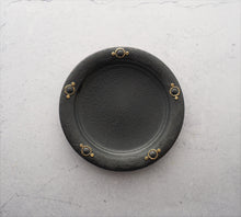 Load image into Gallery viewer, 宮里 絵美作 金彩鉄釉 ティーカップ・ソーサー