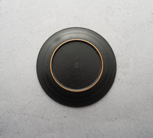 Load image into Gallery viewer, 宮里 絵美作 金彩鉄釉 ティーカップ・ソーサー